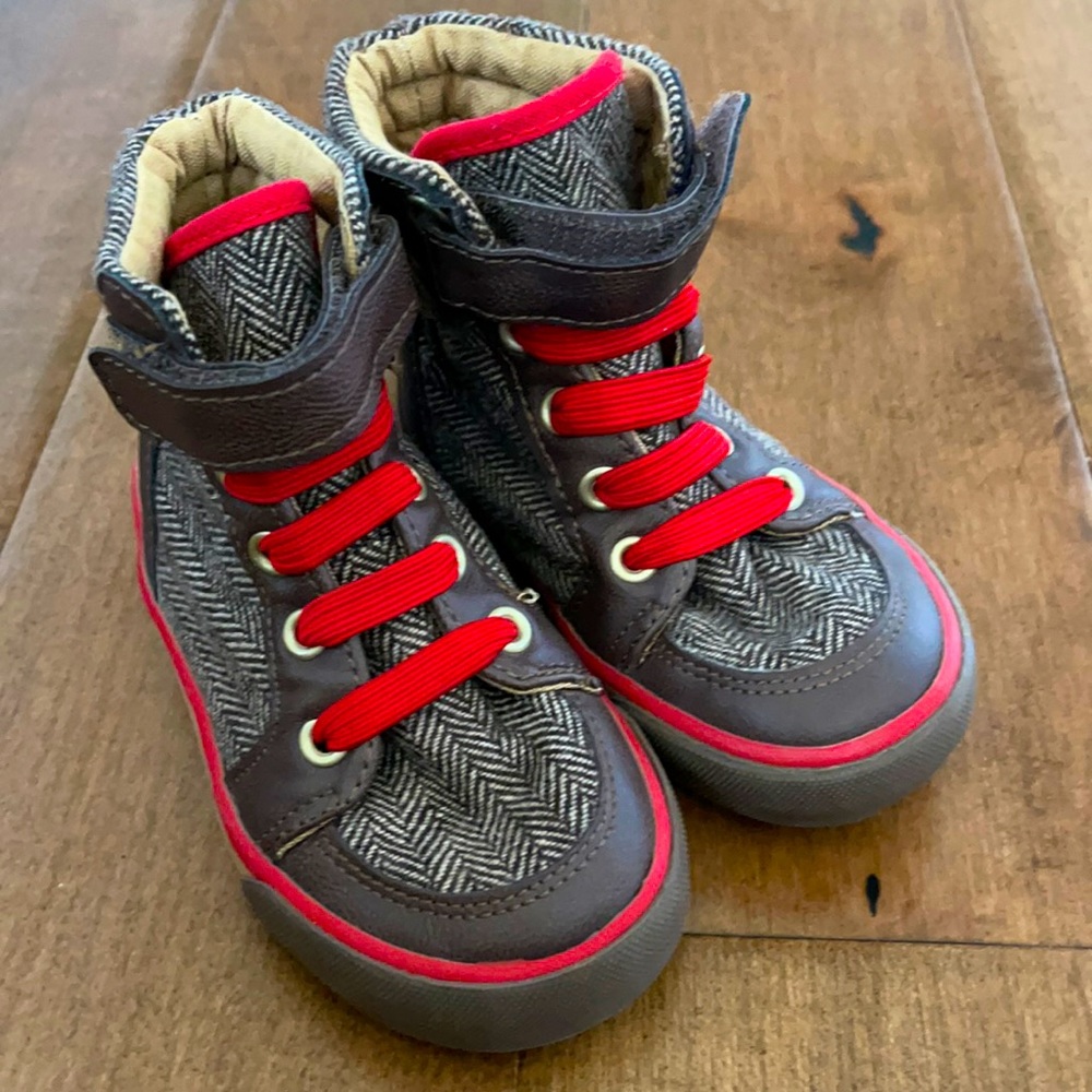 Old Navy boy tennis shoes